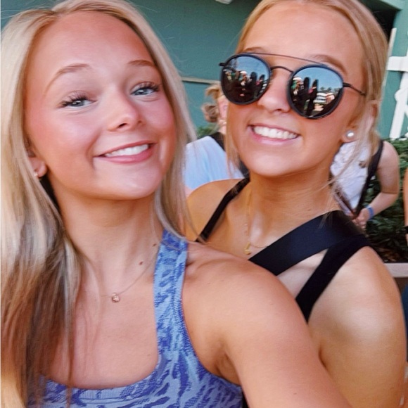 Meet your Posher, Harper - Picture 3 of 3